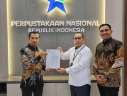 Ketua Umum PP IPI Serahkan SK Kepengurusan Ikatan Pustakawan Indonesia Aceh