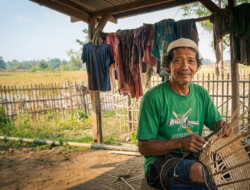 Lestarikan Warisan Anyaman Bambu, Bah Karta Tetap Berkarya di Tengah Gempuran Produk Plastik