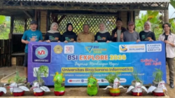 Mahasiswa BSI Explore Sulap Barang Bekas Jadi Pot untuk Perindah Pos Kamling di Tasikmalaya