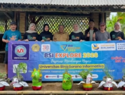 Mahasiswa BSI Explore 2026 Sulap Barang Bekas Jadi Pot untuk Perindah Pos Kamling di Tasikmalaya