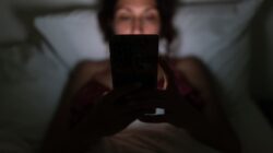 Doomscrolling Bikin Lelah? Ini Cara Menghentikan Kebiasaan Scroll Berita dan Media Sosial Tanpa Henti