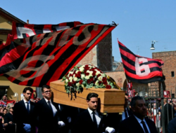 Franco Baresi Tutup Usia, Lautan Merah Hitam Iringi Prosesi Pemakaman di Milan