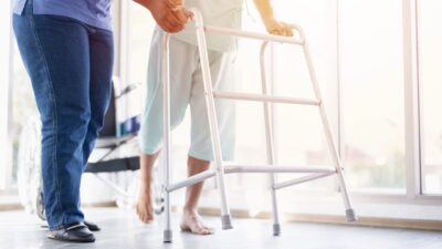 Stroke tak lagi hanya menyerang lansia. Kenali faktor risiko, gejala, dan metode BE-FAST untuk mendeteksi stroke di usia muda.