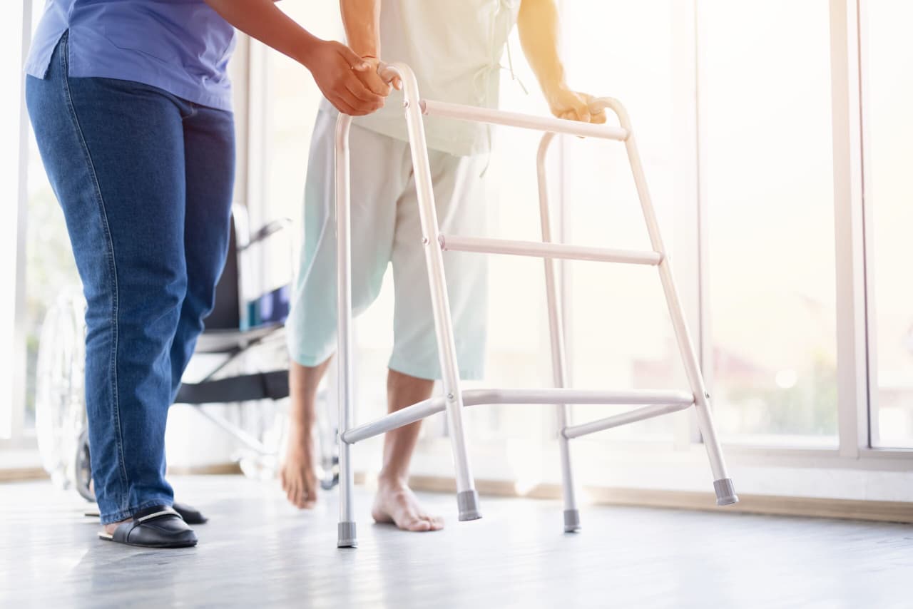 Stroke tak lagi hanya menyerang lansia. Kenali faktor risiko, gejala, dan metode BE-FAST untuk mendeteksi stroke di usia muda.