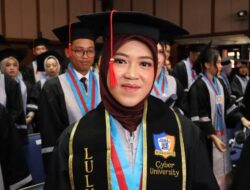 Cintami Dewi Mulyati Jadi Wisudawan Terbaik Cyber University