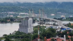 Megahnya Jembatan Merah Putih dan Uniknya Tradisi Santap Ikan Keramba Teluk Ambon