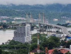 Megahnya Jembatan Merah Putih dan Uniknya Tradisi Santap Ikan Keramba Teluk Ambon