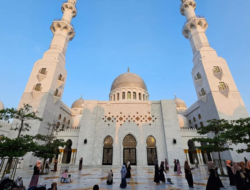 Jalan-Jalan ke Masjid Sheikh Zayed: Dari Megahnya Gurun Abu Dhabi hingga Syahdunya Kota Solo