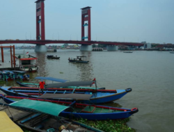 Cara Paling Valid Mengenal Bumi Sriwijaya, Naik Getek dan Makan Pindang Bergoyang di Bawah Ampera